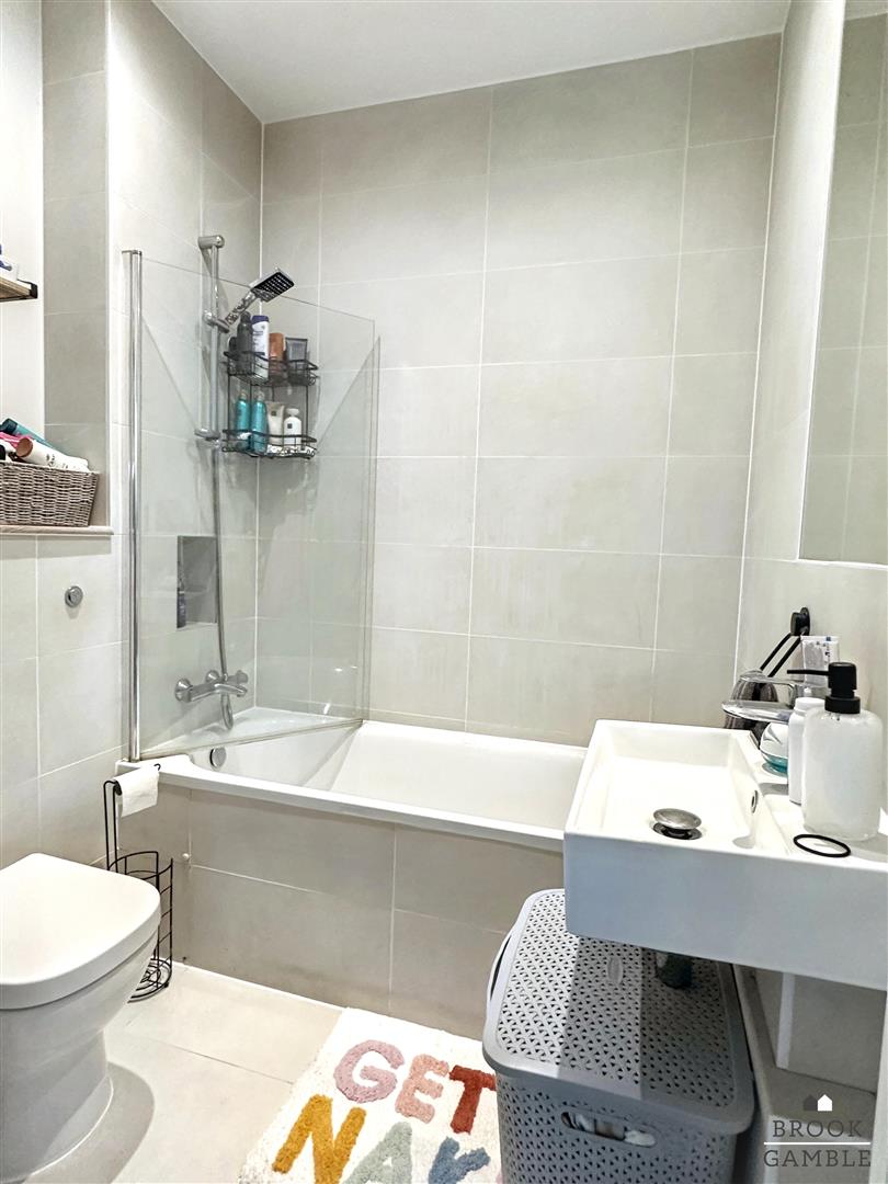 1 Bedroom Flat. Upperton Road in Eastbourne, East Sussex 8